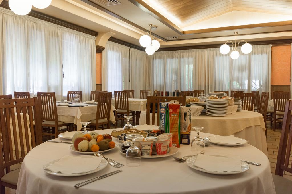 Park Hotel Ristorante Ca' Bianca Istrana Екстер'єр фото